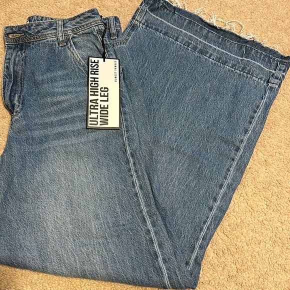Almost Famous Denim - NWT size 5 Almost Famous Wide leg jeans